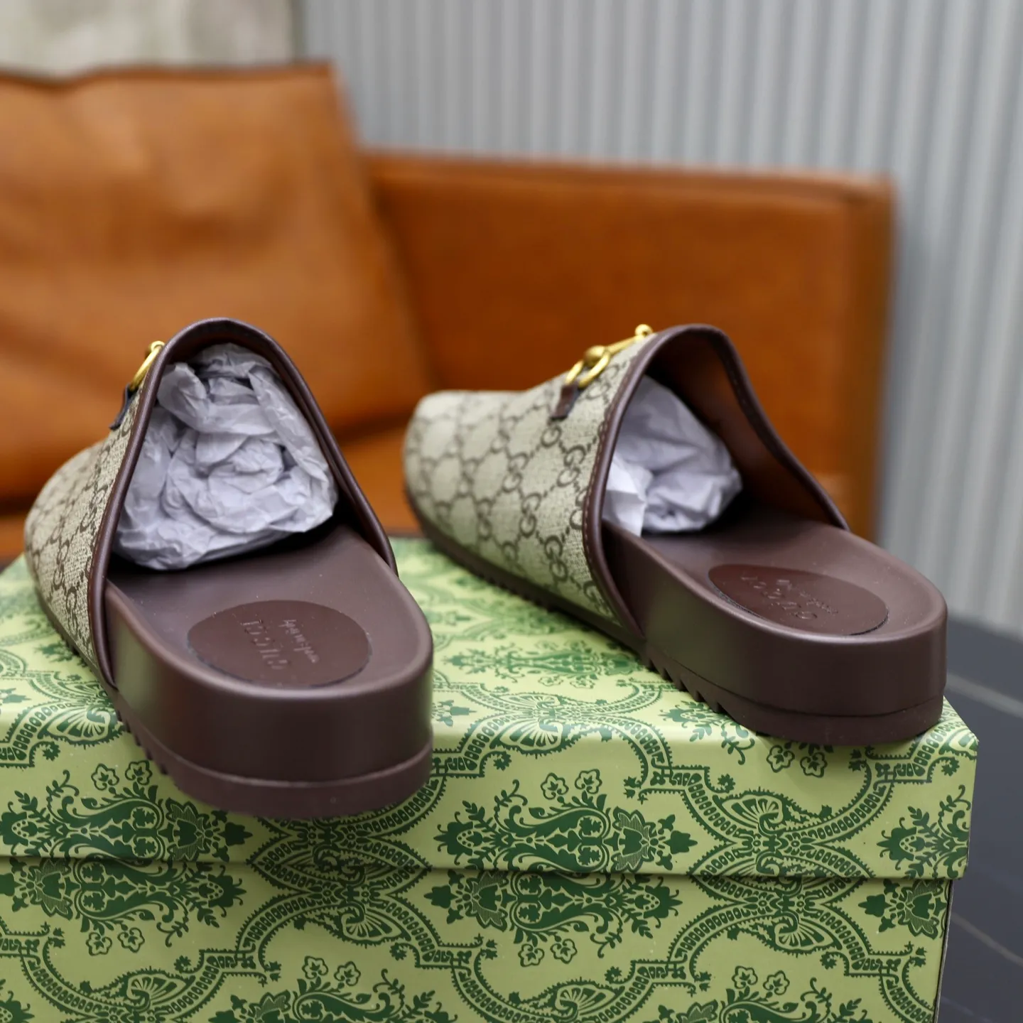 Ex-factory price: 340💰🙅‍♂️🙅‍♂️🙅‍♂️Couple model Brand: GUCCI Standard code: 35-44 (45 customized) Grade: Same as the official website Material: Original leather design Original lightweight wear-resistant molded outsole Style category: Men's fashion sandals Distinguished luxury brand elements Top luxury Color: Actual picture color